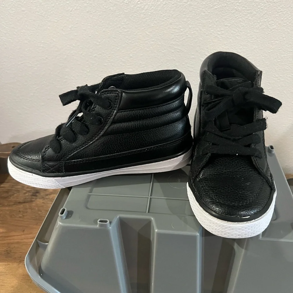 The children’s place Kids Black High-Top‎ Sneakers size 13